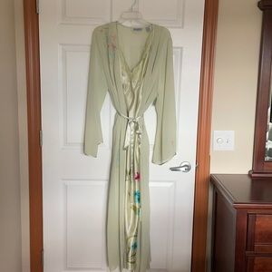 Valerie Stevens intimates night gown set in size large.